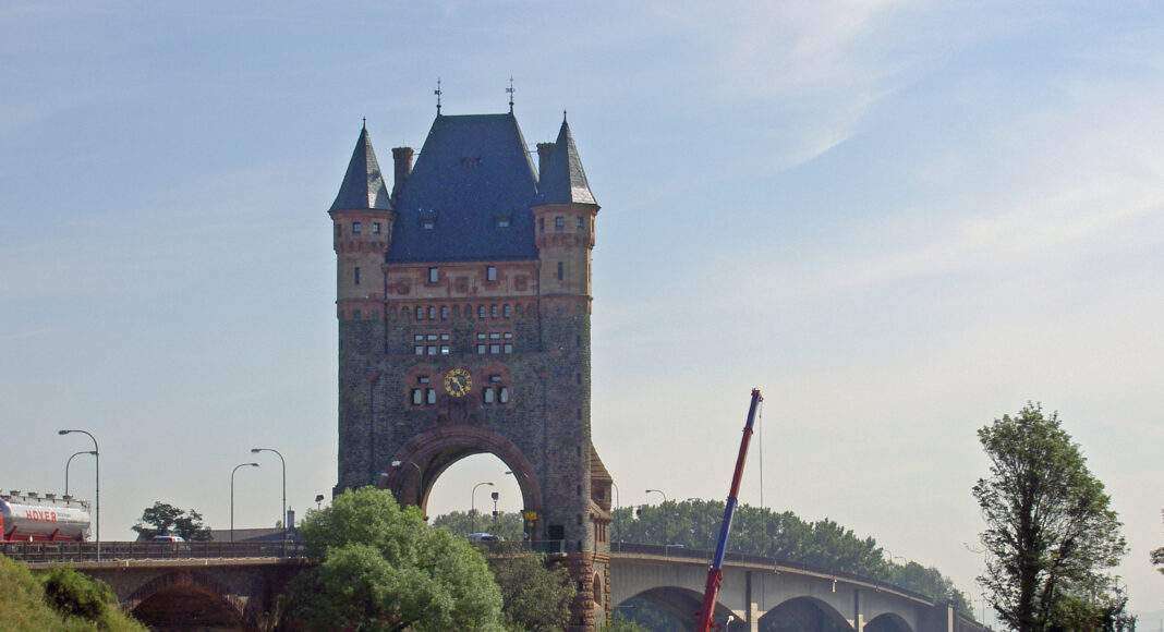 Worms Nibelungenbruecke Brueckenturm 2005 05 27a scaled