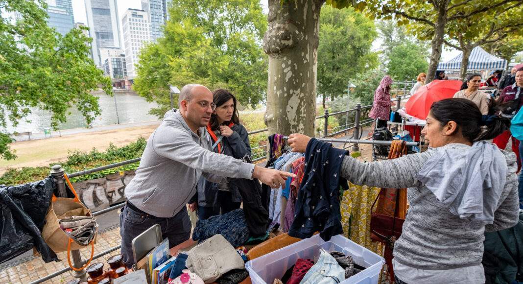 Kariem Jaber und Laura Philipp verkaufen ein Kleidungsstueck Copyright Stadt Frankfurt am Main Foto Holger Menzel scaled