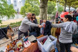 Ein spaziergang über den frankfurter flohmarkt Kariem jaber und laura philipp verkaufen ein kleidungsstueck copyright stadt frankfurt am main foto holger menzel scaled