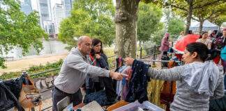 Kariem Jaber und Laura Philipp verkaufen ein Kleidungsstueck Copyright Stadt Frankfurt am Main Foto Holger Menzel scaled