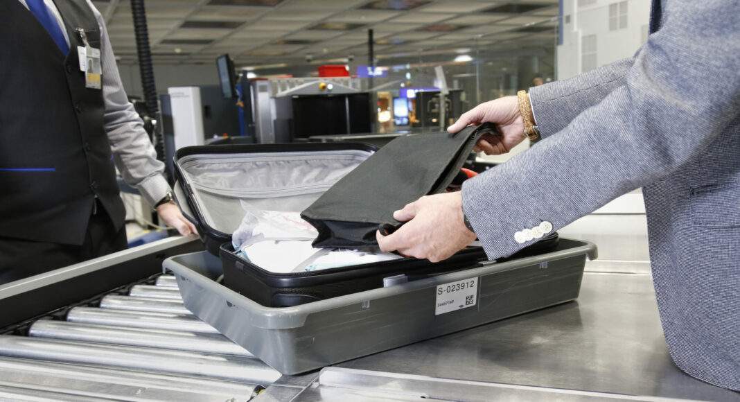 Sicherheitskontrolle Handgepaeck scaled e1665994184484 Sicherheitskontrolle Handgepaeck scaled e1665994184484