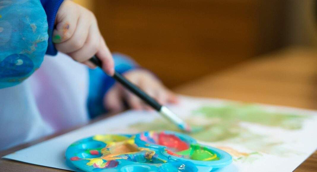 Kind malt, Symbolbild