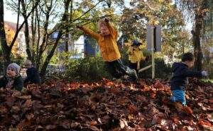 03 laubspielplatz scaled