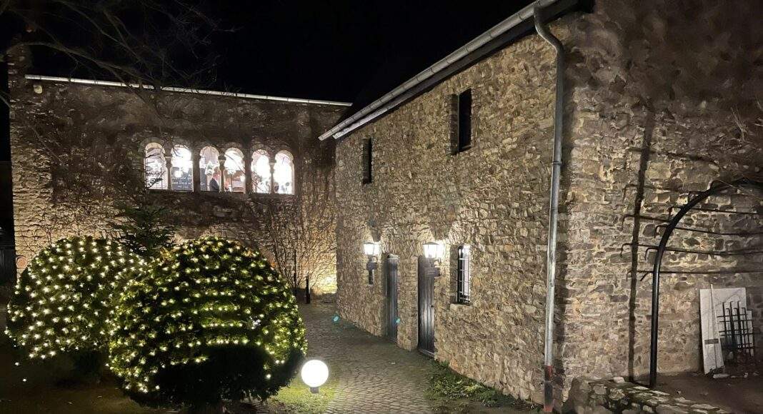 Graues Haus low Hofgarten weihnachtlich Foto PR Profitable Graues Haus low Hofgarten weihnachtlich Foto PR Profitable