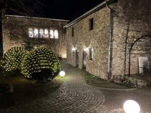 Weihnachtsmarkt für gourmets im rheingau Graues haus low hofgarten weihnachtlich foto pr profitable