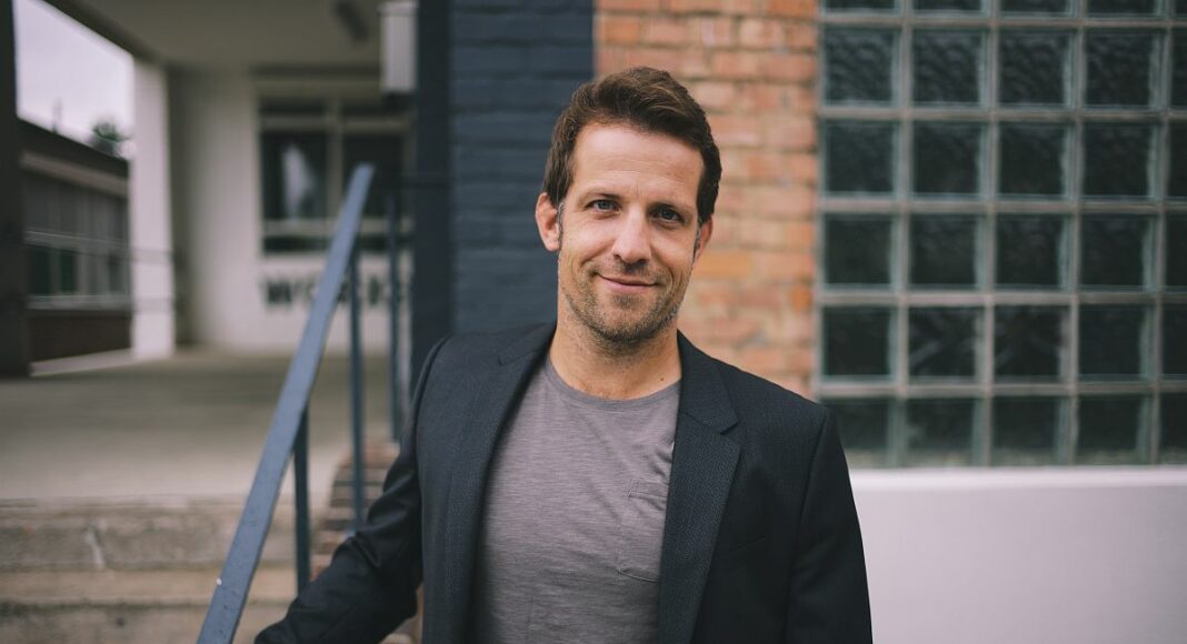 Nino Haase Pressebild vor Unternehmen kleiner