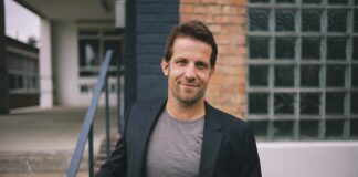 Nino Haase Pressebild vor Unternehmen kleiner