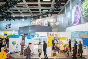 Neue trends der lebensmittelbranche 2023 - von danone bis zu rewe über nestle Zukunft schmeckt gruene woche 2020 sand bvelmv foto tobias ruecker