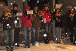 Posaunenchor spielt an weihnachten in ginsheim Heiligabendblasenausschnitt scaled