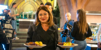 Weihnachtsessen Obdachlose Nargess Eskandari Gruenberg 1 Copyright Stadt Frankfurt am Main Holger Menzel scaled