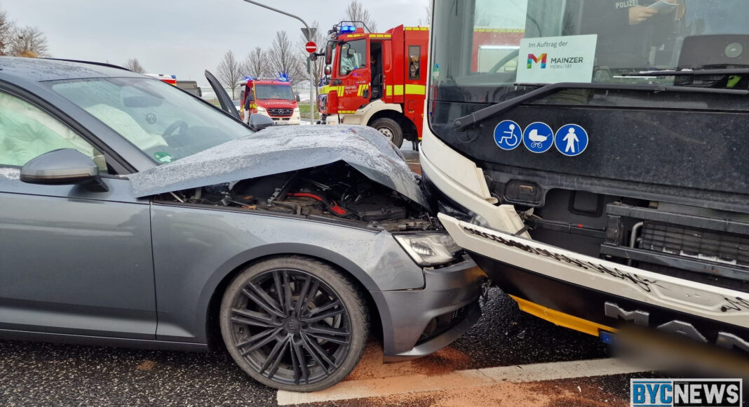 Verkehrsunfall Pkw-Bus, Mainz