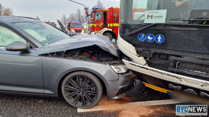 Verkehrsunfall Pkw-Bus, Mainz