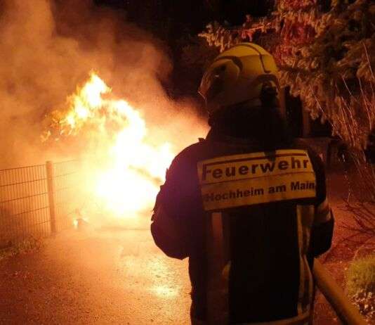 Feuerwehr Hochheim bekämpft Brand
