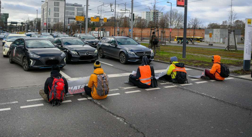 Der Aufstand der Letzten Generation blockiert Strasse am Hauptbahnhof 51848563018 e1675462249822 Der Aufstand der Letzten Generation blockiert Strasse am Hauptbahnhof 51848563018 e1675462249822