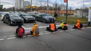 Der aufstand der letzten generation blockiert strasse am hauptbahnhof 51848563018 e1675462249822
