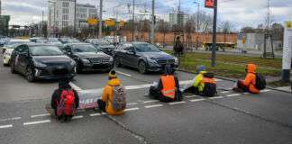 Der Aufstand der Letzten Generation blockiert Strasse am Hauptbahnhof 51848563018 e1675462249822