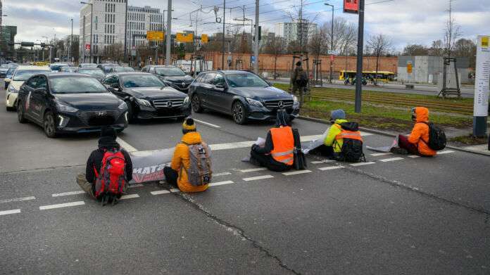 Der Aufstand der Letzten Generation blockiert Strasse am Hauptbahnhof 51848563018 e1675462249822