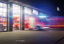 Mehrparteienhaus gerät in Vollbrand – Vier Bewohner verletzt Feuerwehr-Ausfahrt