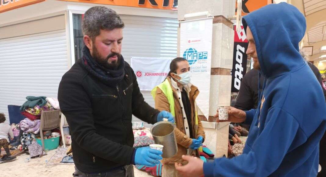 Erdbeben Türkei: Warmes Essen für 15.000 Menschen täglich Die Johanniter verteilen gemeinsam mit ihrem Partner MAPs warme Suppen an obdachlos gewordene in Gaziantep, Türkei. / Weiterer Text über ots und www.presseportal.de/nr/14240 / Die Verwendung dieses Bildes für redaktionelle Zwecke ist unter Beachtung aller mitgeteilten Nutzungsbedingungen zulässig und dann auch honorarfrei. Veröffentlichung ausschließlich mit Bildrechte-Hinweis.