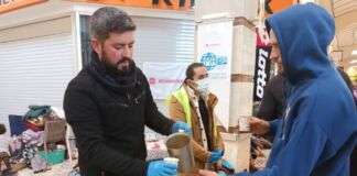 Die Johanniter verteilen gemeinsam mit ihrem Partner MAPs warme Suppen an obdachlos gewordene in Gaziantep, Türkei. / Weiterer Text über ots und www.presseportal.de/nr/14240 / Die Verwendung dieses Bildes für redaktionelle Zwecke ist unter Beachtung aller mitgeteilten Nutzungsbedingungen zulässig und dann auch honorarfrei. Veröffentlichung ausschließlich mit Bildrechte-Hinweis.