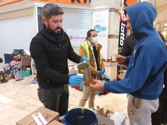 Die Johanniter verteilen gemeinsam mit ihrem Partner MAPs warme Suppen an obdachlos gewordene in Gaziantep, Türkei. / Weiterer Text über ots und www.presseportal.de/nr/14240 / Die Verwendung dieses Bildes für redaktionelle Zwecke ist unter Beachtung aller mitgeteilten Nutzungsbedingungen zulässig und dann auch honorarfrei. Veröffentlichung ausschließlich mit Bildrechte-Hinweis.