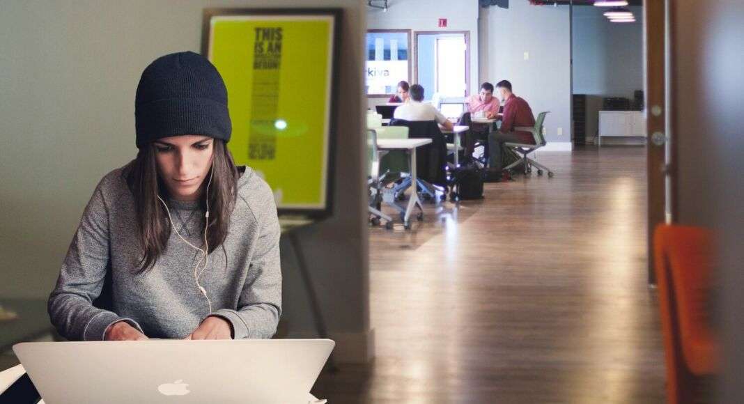 woman-geabea9361_1920