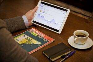 Spektakuläre verfolgungsfahrt: mann rammt polizeiwagen