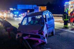 Opel agila kracht in lkw auf der a3 am flughafen frankfurt
