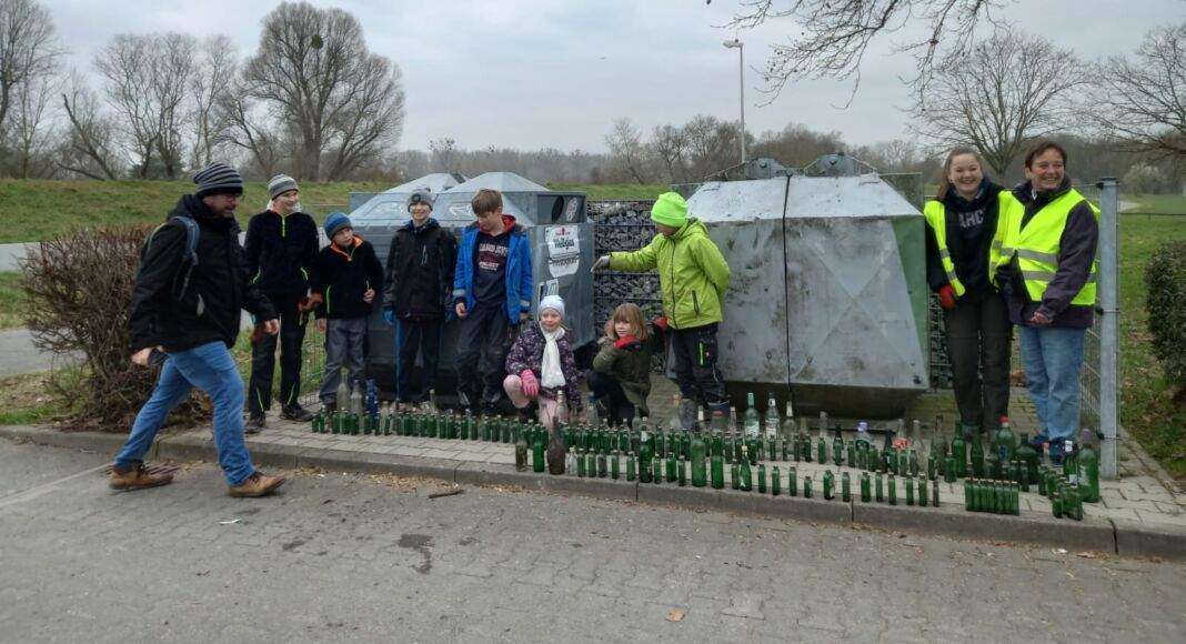 Die fleißigen Sammelnden in Erfelden mit einem Teil der gefundenen Schnapsflaschen
