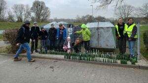 Die fleißigen sammelnden in erfelden mit einem teil der gefundenen schnapsflaschen