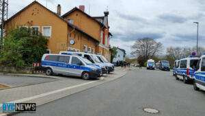 Großaufgebot der polizei am bahnhof in gustavsburg 1