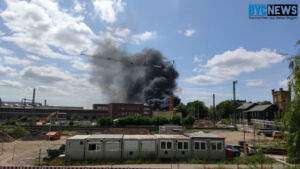 Schwarze rauchwolke im industriegebiet in gustavsburg 1