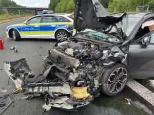 A61: ford-fahrer kracht in streifenwagen der polizei rheinland-pfalz