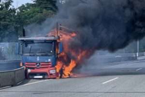 Schwerer unfall auf der a5 in südhessen: autotransporter in flammen Schwerer unfall auf der a5 in südhessen: autotransporter in flammen