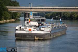 Tankschiff havariert in mainz-mombach 1
