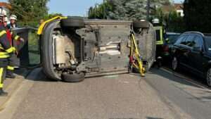 Frau nach unfall in lörzweiler im auto eingeklemmt