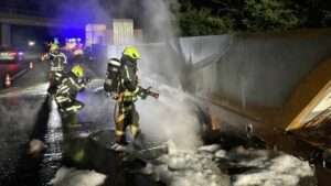 Schwertransporter auf der a67 bei raunheim in flammen Schwertransporter auf der a67 bei raunheim in flammen 1
