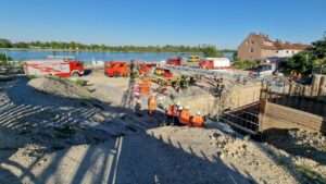 Pkw stürzt an der b420 in nierstein in eine 13 meter tiefe baugrube Pkw stürzt an der b420 in nierstein in eine 13 meter tiefe baugrube 1