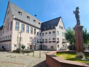 Ausstellung im rathaus rüdesheim: ideen für das trümmerfeld hindenburgbrücke