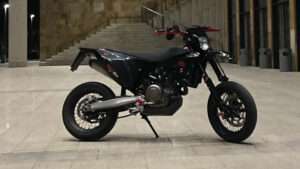 Fahndung nach gestohlenem husqvarna motorrad mit auffälligen merkmalen