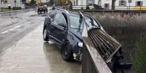 Vw passat durchbricht brückengeländer in zweibrücken