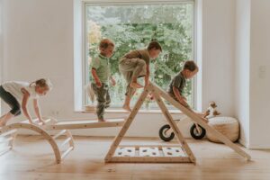 Entwicklung der fein- und grobmotorik durch das klettern auf dem dreieck