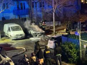 Bmw geht in mainz-gonsenheim in flammen auf