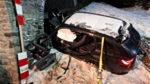 Fahrer eingeklemmt: feuerwehreinsatz nach frontalkollision mit brückenpfeiler. Fahrer eingeklemmt: feuerwehreinsatz nach frontalkollision mit brückenpfeiler.