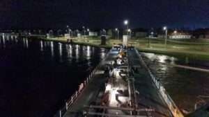 Havariertes tankschiff an der staustufe der schleuse kostheim in gustavsburg 1