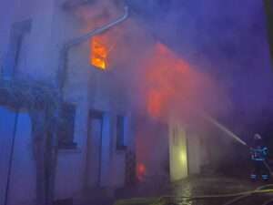 Mehrstündiger feuerwehreinsatz bei gebäudebrand in der vg landau-land