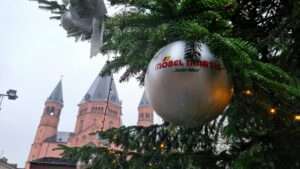 Fahndung: mann attackiert 90-jährige frau mit rollator