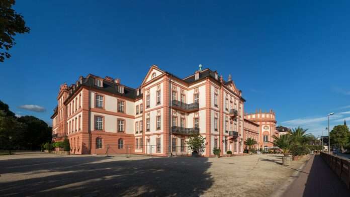 Das Schloss Biebrich von Süd-West aus gesehen.