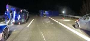 Fahrer verliert kontrolle über seinen autotransporter auf der a6