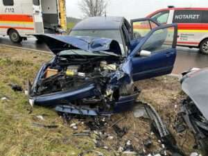 Schwerer frontalcrash auf landstraße bei prüm: vollsperrung und mehrere verletzte Schwerer frontalcrash auf landstraße bei prüm: vollsperrung und mehrere verletzte